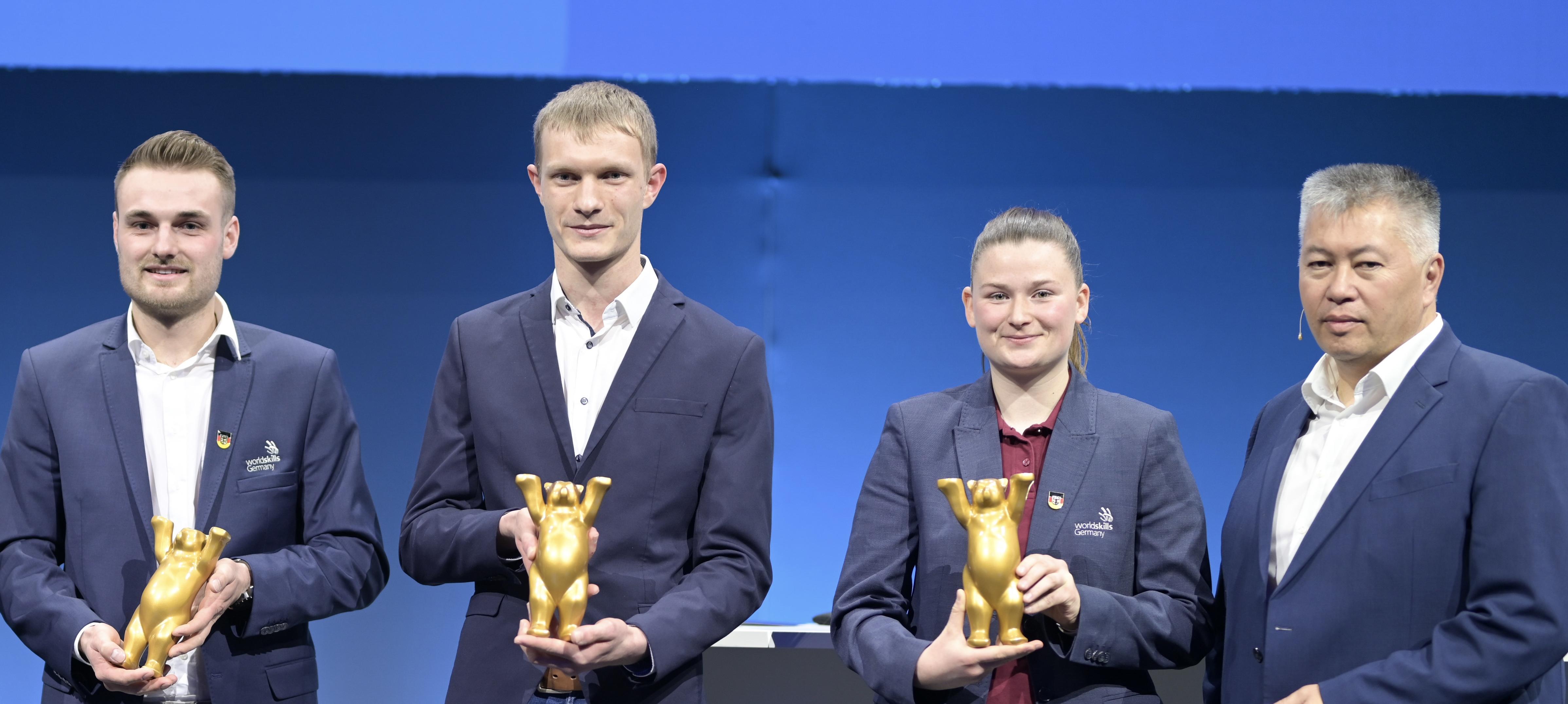 Ehrung der drei Nachwuchstalente des Kfz-Handwerks (von links): Johannes Renner, Hannes Wirsing, Miriam Dickmann gemeinsam mit Jeffrey Kilian, stv. Vorstandsvorsitzender des BIV-Kfz.