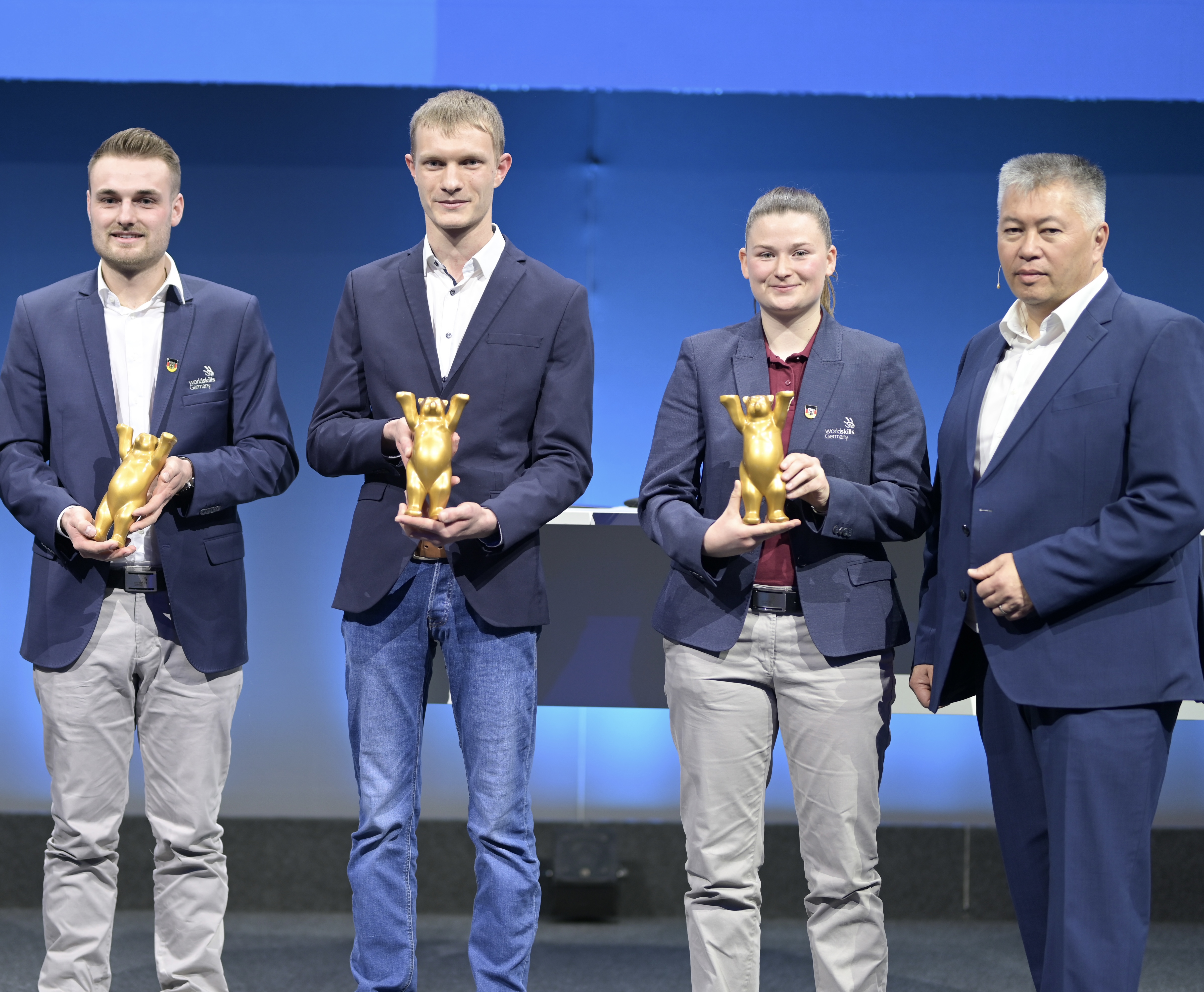 Ehrung der drei Nachwuchstalente des Kfz-Handwerks (von links): Johannes Renner, Hannes Wirsing, Miriam Dickmann gemeinsam mit Jeffrey Kilian, stv. Vorstandsvorsitzender des BIV-Kfz.
